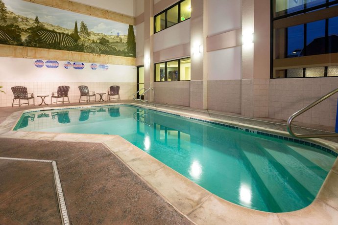 Imagen de la piscina del Hotel Hawthorn Suites By Wyndham Napa Valley. Foto 20