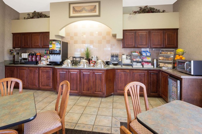 Imagen del bar/restaurante del Hotel Hawthorn Suites By Wyndham Napa Valley. Foto 3