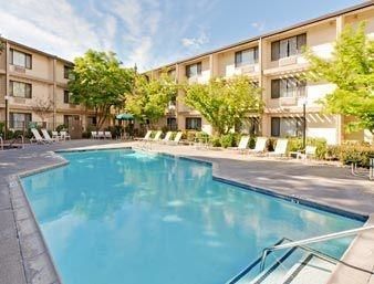 Imagen del bar/restaurante del Hotel Hawthorn Suites By Wyndham Sacramento. Foto 2