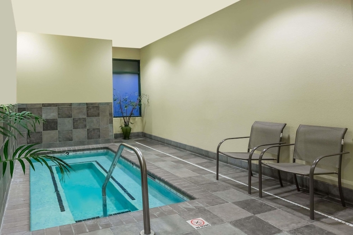 Imagen de la piscina del Hotel Hawthorn Suites By Wyndham-oakland/alameda. Foto 19