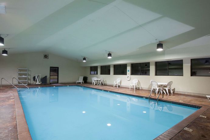 Imagen de la piscina del Hotel Hawthorn Suites by Wyndham Midwest City Tinker AFB. Foto 20
