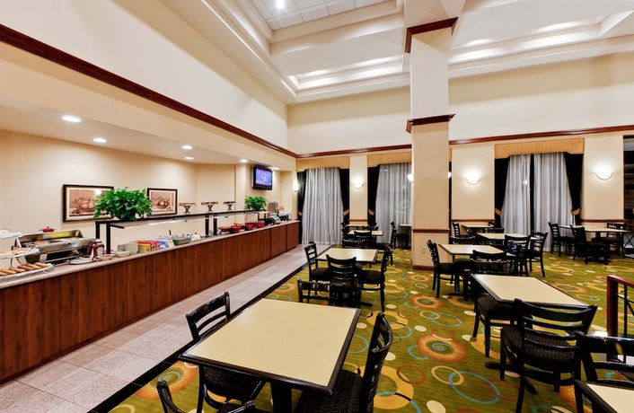 Imagen del bar/restaurante del Hotel Hawthorn Suites by Wyndham Midwest City Tinker AFB. Foto 3
