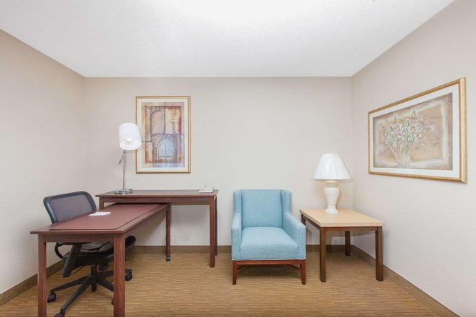 Imagen de la habitación del Hotel Hawthorn Suites by Wyndham Midwest City Tinker AFB. Foto 11