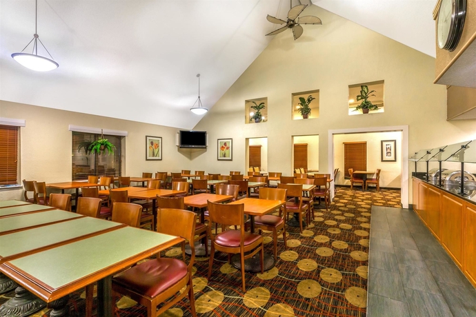 Imagen del bar/restaurante del Hotel Hawthorn Suites by Wyndham Orlando International D. Foto 3