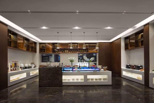 Imagen del bar/restaurante del Hotel Hawthorn by Wyndham Dali Erhai Park. Foto 11