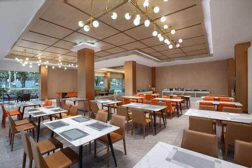 Imagen del bar/restaurante del Hotel Hawthorn by Wyndham Guangzhou Baiyun Airport. Foto 7