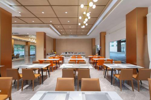 Imagen del bar/restaurante del Hotel Hawthorn by Wyndham Guangzhou Baiyun Airport. Foto 8