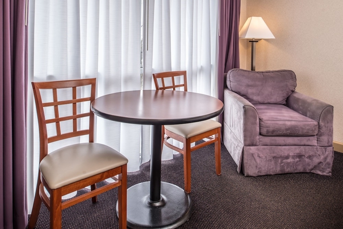 Imagen de la habitación del Hotel Hawthorne Inn and Conference Center. Foto 8