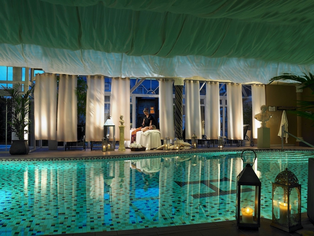 Imagen de la piscina del Hotel Hayfield Manor. Foto 16