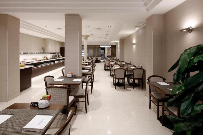 Imagen del bar/restaurante del Hotel Hcc Taber. Foto 2