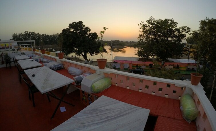 Imagen del bar/restaurante del Hotel Headquarter Khajuraho. Foto 19