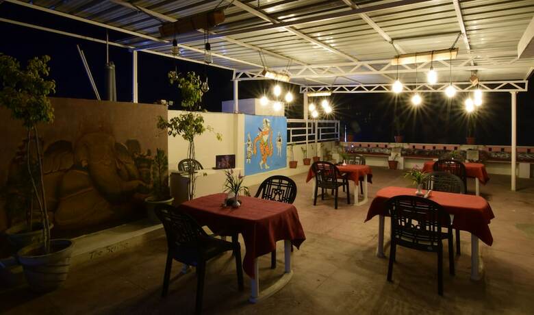 Imagen del bar/restaurante del Hotel Headquarter Khajuraho. Foto 20