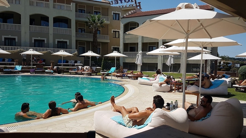 Imagen de la piscina del Hotel Heaven, Thermi. Foto 18