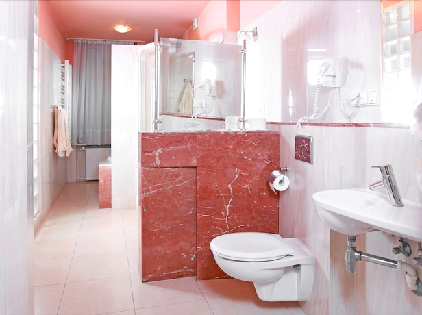 Imagen de la habitación del Hotel Heban. Foto 14