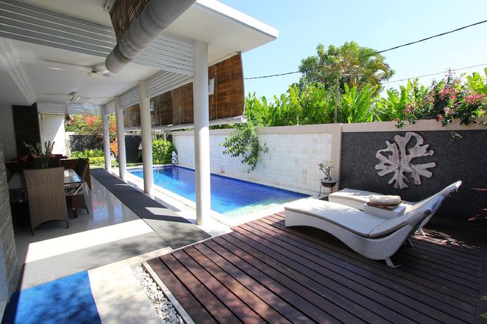 Imagen de la piscina del Hotel Heliconia Villa. Foto 18
