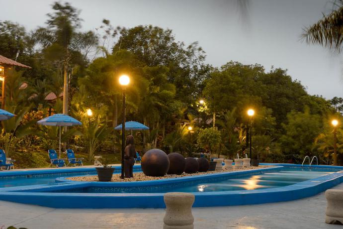 Imagen de la piscina del Hotel Heliconias Nature Inn and Hot Springs. Foto 17