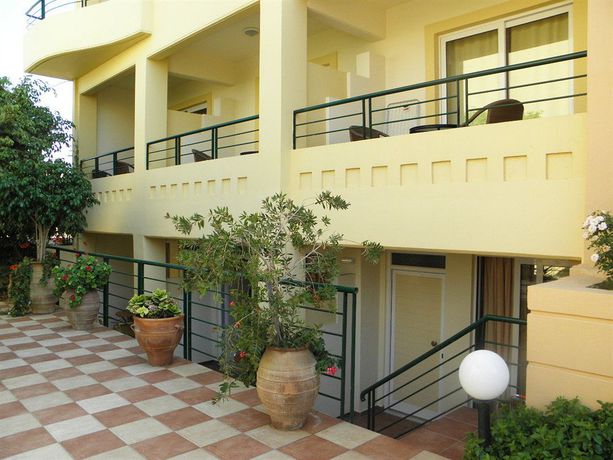 Imagen de la piscina del Hotel Helios Apartments. Foto 9