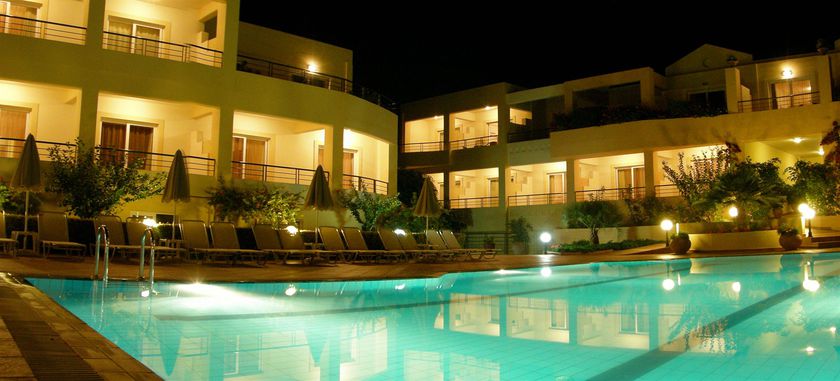 Imagen de la piscina del Hotel Helios Apartments. Foto 10