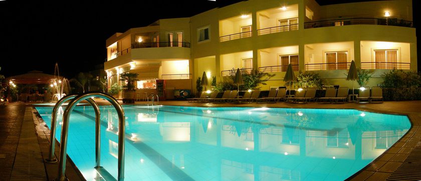 Imagen de la piscina del Hotel Helios Apartments. Foto 11