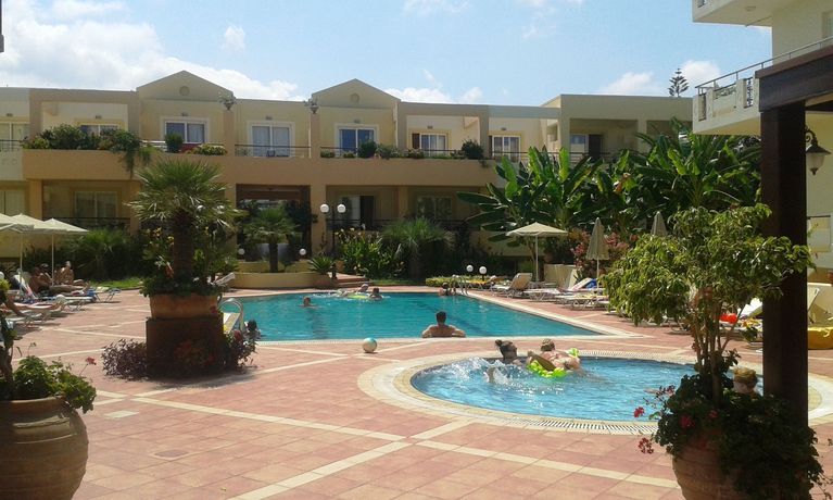 Imagen de la piscina del Hotel Helios Apartments. Foto 12