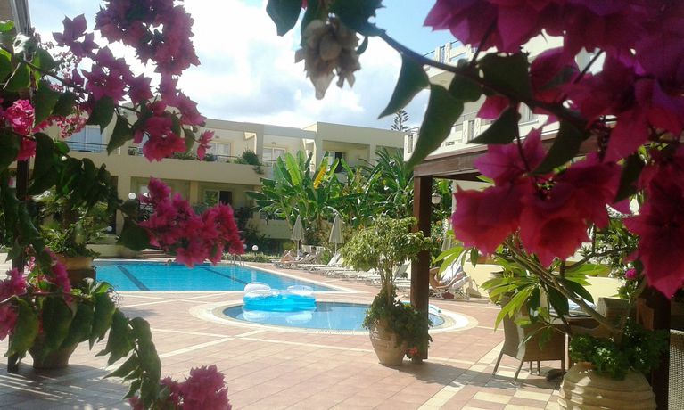 Imagen de la piscina del Hotel Helios Apartments. Foto 13