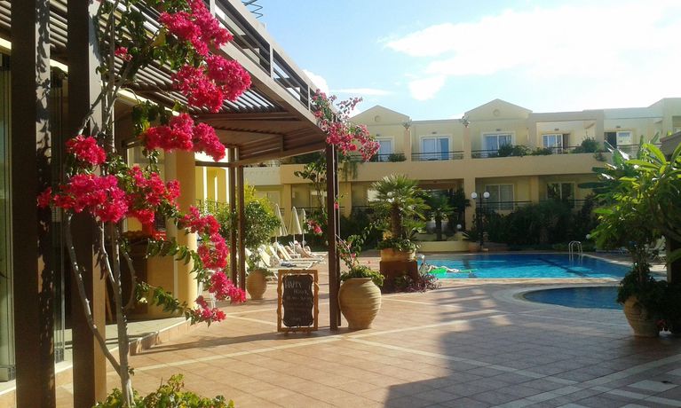 Imagen del bar/restaurante del Hotel Helios Apartments. Foto 2