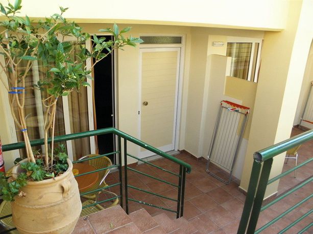 Imagen de la piscina del Hotel Helios Apartments. Foto 16