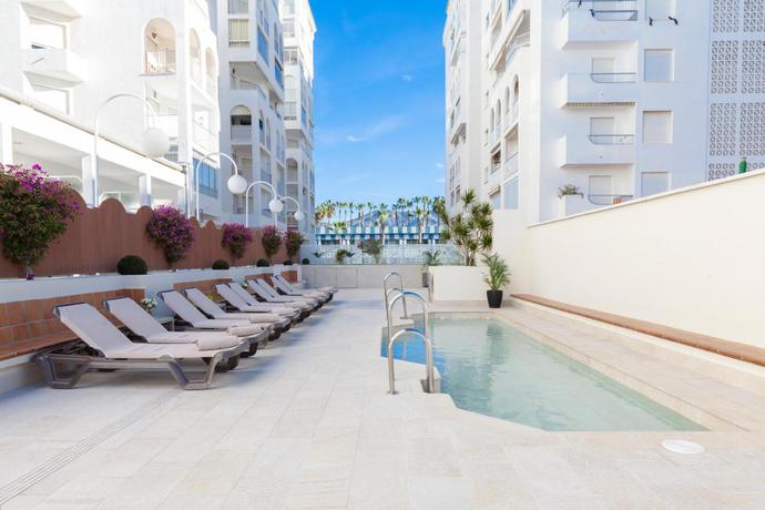 Imagen de la piscina del Hotel Helios Costa Tropical. Foto 28