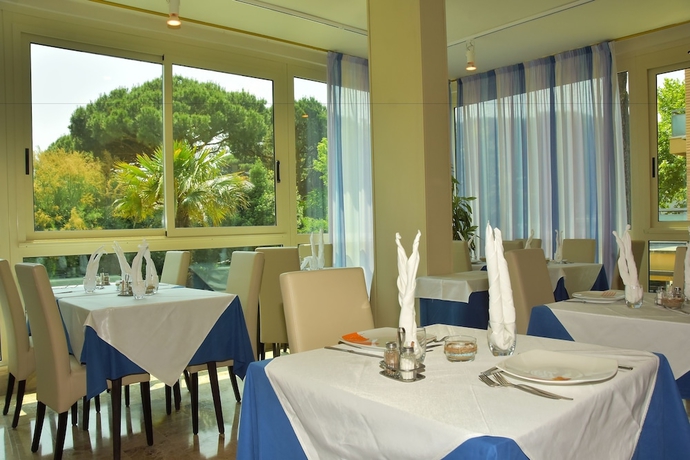 Imagen del bar/restaurante del Hotel Helios, Milano Marittima. Foto 4