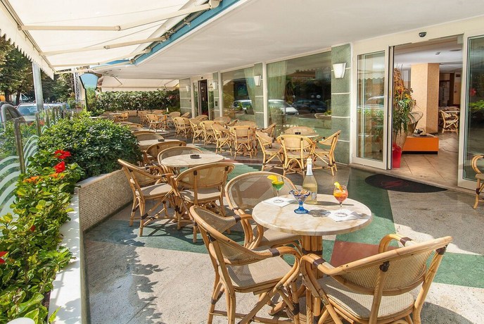 Imagen de los exteriores del Hotel Helios, Rimini. Foto 17