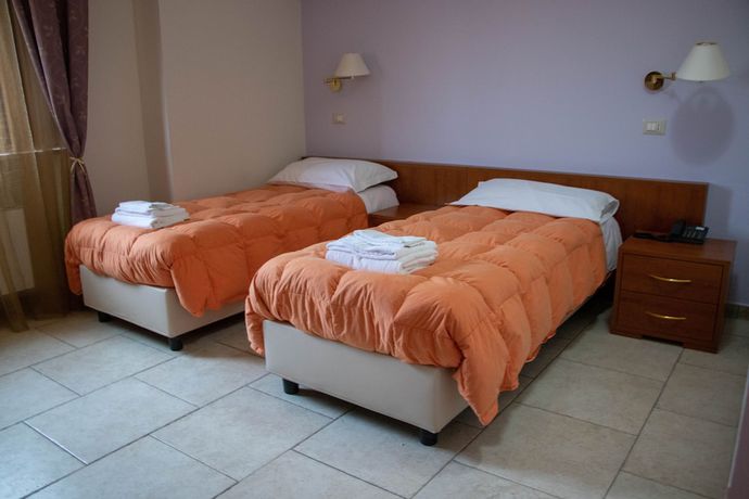 Imagen de la habitación del Hotel Helios, San Cataldo. Foto 16