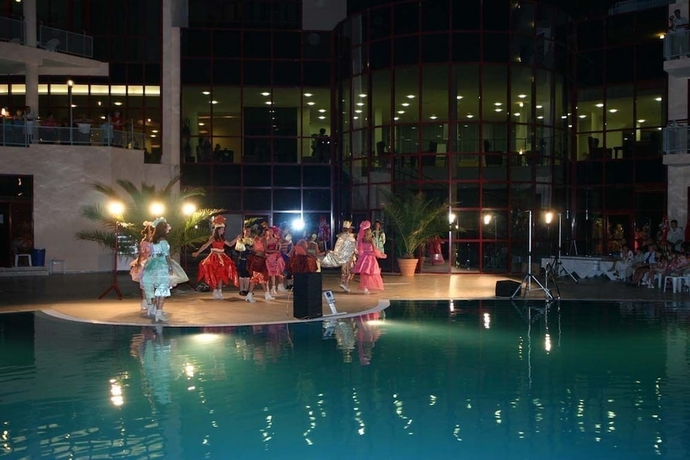 Imagen de la piscina del Hotel Helios Spa and Resort. Foto 13