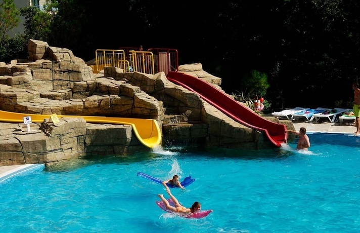 Imagen de la piscina del Hotel Helios Spa and Resort. Foto 15