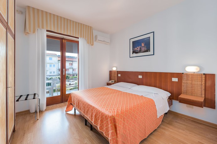 Imagen de la habitación del Hotel Helvetia, Grado. Foto 15