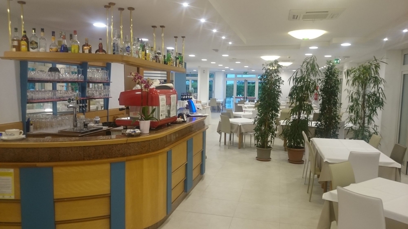 Imagen del bar/restaurante del Hotel Helvetia, Lignano Pineta. Foto 3