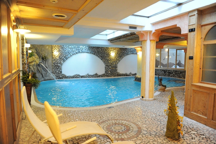 Imagen de la piscina del Hotel Helvetia, Livigno. Foto 14