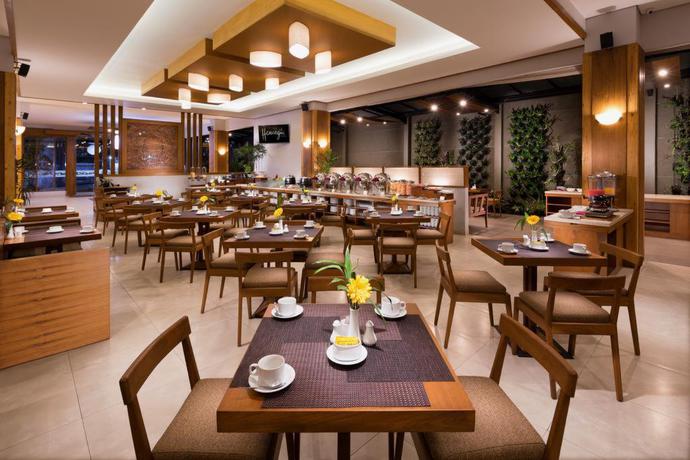 Imagen del bar/restaurante del Hotel Hemangini. Foto 4