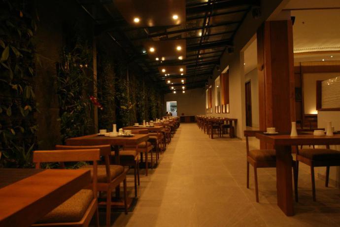 Imagen del bar/restaurante del Hotel Hemangini. Foto 5