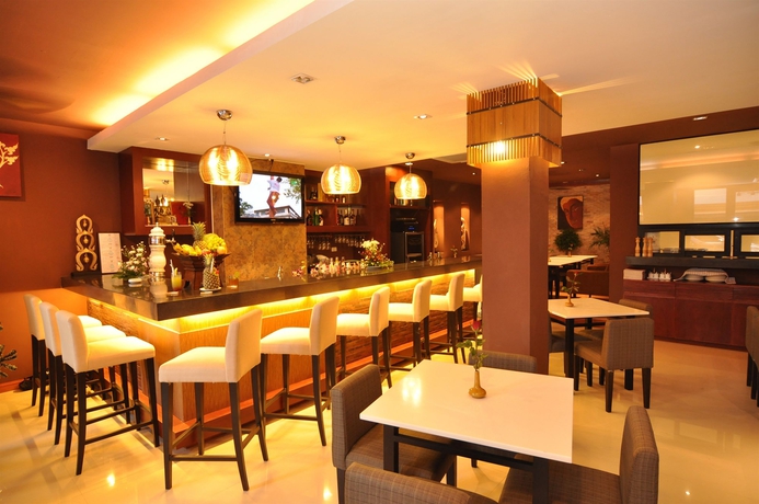 Imagen del bar/restaurante del Hotel Hemingway's. Foto 4