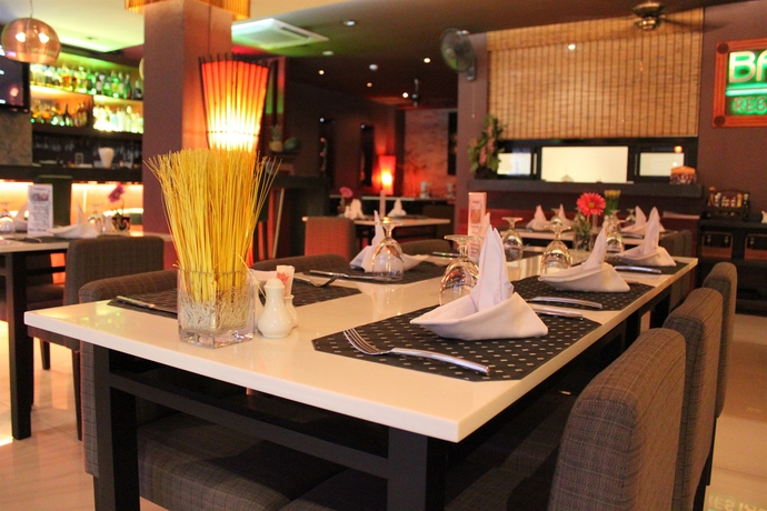 Imagen del bar/restaurante del Hotel Hemingway's. Foto 6