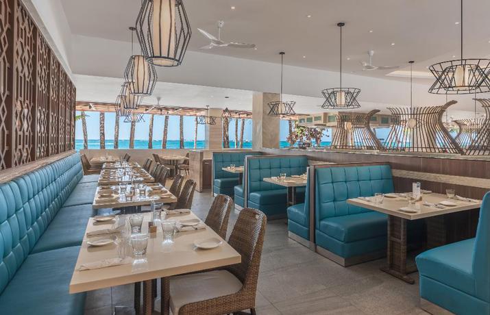 Imagen del bar/restaurante del Hotel Henann Palm Beach Resort. Foto 3