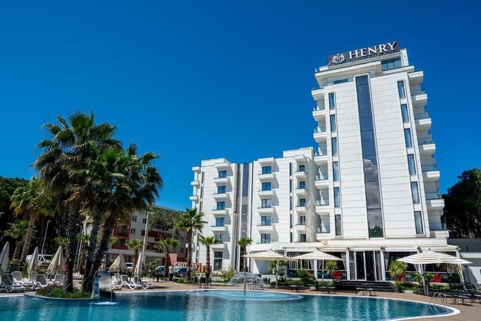 Imagen de la piscina del Hotel Henry Resort And Spa. Foto 13