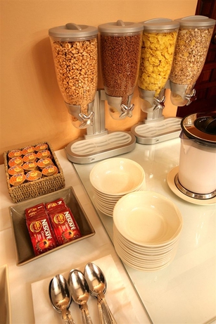 Imagen del bar/restaurante del Hotel Henry VIII. Foto 2