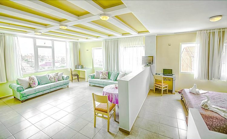 Imagen de la habitación del Hotel Heraion. Foto 10