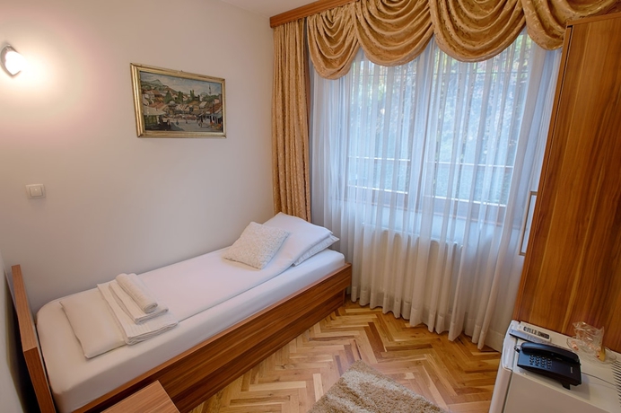 Imagen de la habitación del Hotel Herc. Foto 12