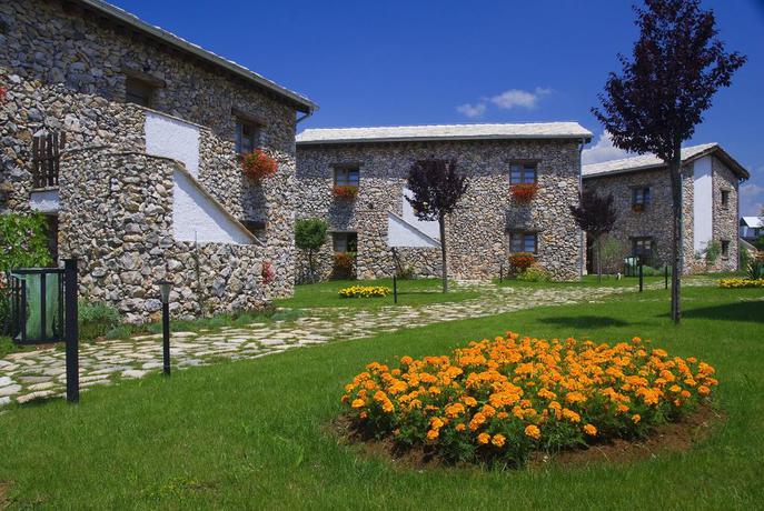 Imagen de los exteriores del Hotel Herceg Etno Selo Medjugorje. Foto 12