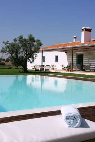 Imagen de la piscina del Hotel Herdade Da Malhadinha Nova. Foto 17