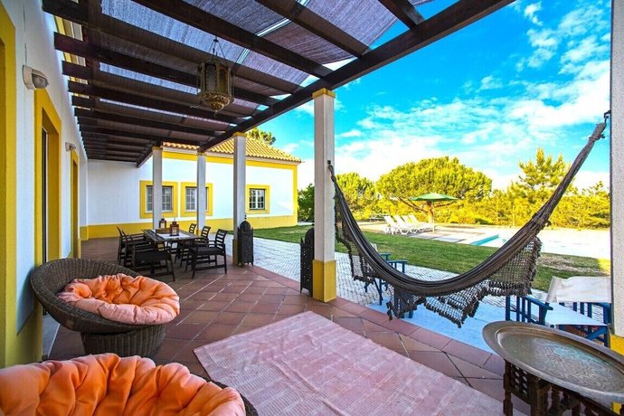 Imagen de los exteriores del Hotel Herdade De Montalvo. Foto 9