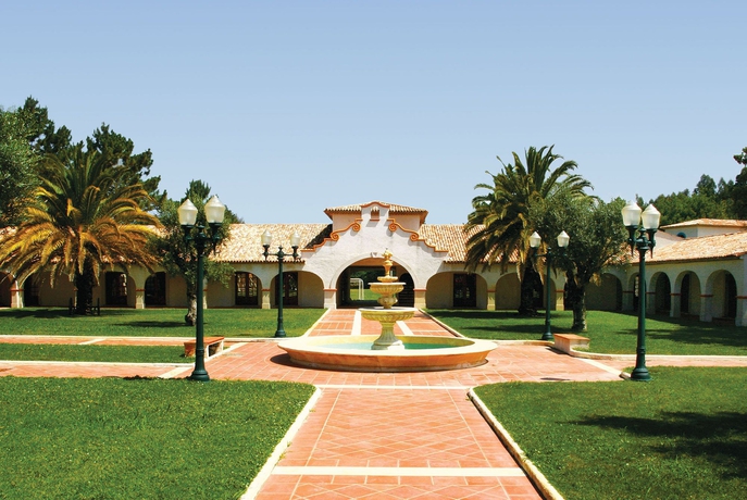 Imagen de los exteriores del Hotel Herdade Lago Real. Foto 11