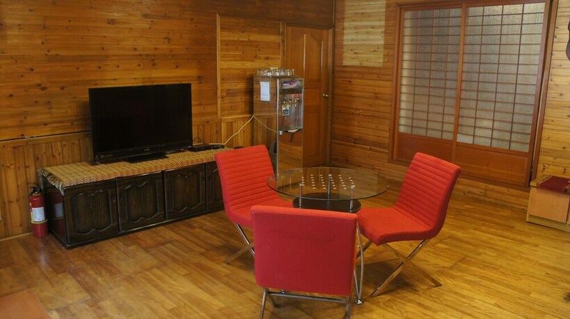 Imagen de los interiores del Hotel Here Is Good Home. Foto 33